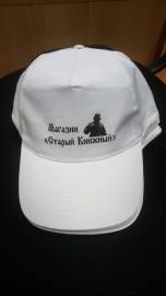 Нанесение логотипа на бейсболку - пример работы компании Пе4атниковЪ