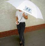 Белый зонтик с логотипом «Hundai» - пример работы компании Пе4атниковЪ