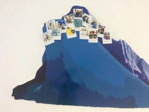 Объемный стенд с изображением гор синего цвета - пример работы компании Пе4атниковЪ